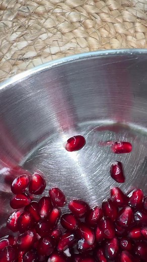 How to Properly Cut and Eat Pomegranate Seeds