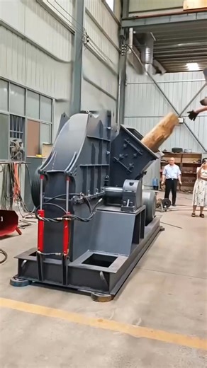 The disc slicer is the core equipment for cutting logs in the field of wood processing, also known as a disc slicer. It uses a high-speed rotating blade as the core working component, and through the cutting action of the blade, processes wooden raw materials such as logs, branches, small-diameter wood, and board scraps into uniform sheet materials in one go #Disctypemobilewoodslicer #Drumtypemobilewoodslicer #Efficientwoodcutting #Multipurposemachine #Flexiblemobility #Energysavingandlowconsump