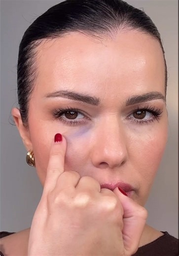 Un cerne coloré, ça ne se camoufle pas… ça se corrige. 1️⃣ D’abord un correcteur pour neutraliser la couleur #Faux Filter Color Corrector - Correcteur de Teint @Huda Beauty 2️⃣ Ensuite l’anti-cerne pour illuminer #FauxFilter Luminous Matte Liquid Concealer - Anticernes liquide @hudabeauty Deux étapes, zéro effet gris. ✨ #makeup #hudabeauty