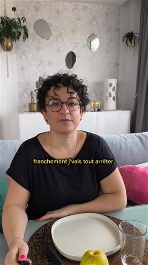 À mi-parcours de mon objectif, le chiffre sur la balance n’a presque pas bougé : seulement –1 kg. Et pourtant… mon corps, lui, a changé. Ma silhouette s’est affinée, mes vêtements tombent différemment, et surtout je me sens plus forte. Ce que cette première moitié de parcours m’apprend, c’est que la transformation ne se résume pas à un nombre. C’est la régularité, les séances de sport qui font du bien à la tête autant qu’au corps, et le plaisir de prendre soin de moi. Finalement, la plus grande 