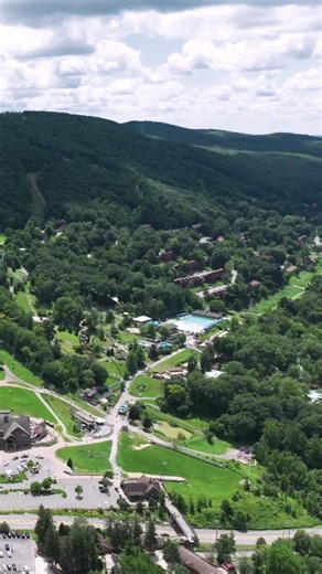 Some of our favorite Waterpark views from above. 😍 📷: @mikefinno #mountaincreekwaterpark #mountaincreek #waterslides #bodyslides #drone #waterpark #newjersey #nj #newyork