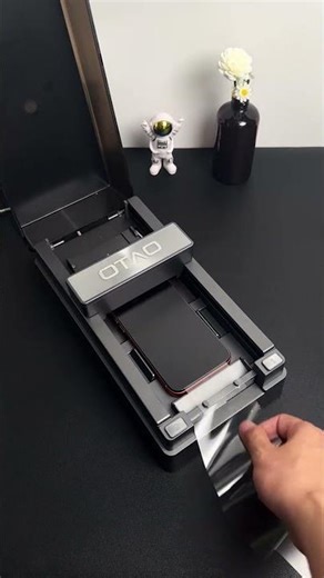 The automatic screen protector machine, hassle-free and labor-saving#otao #iphone17promax #iphone