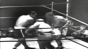Il primo incontro tra Rocky Marciano e Jersey Joe Walcott si tenne il 23 settembre 1952, a Philadelphia, ed è passato alla storia come uno dei match più drammatici della boxe. Nel 1952, il mondo della boxe assistette a un'epica sfida per il titolo mondiale dei pesi massimi: il campione in carica, Jersey Joe Walcott, veterano esperto e tecnico, affrontava lo sfidante imbattuto Rocky Marciano, noto per la sua potenza brutale e il suo stile aggressivo. Il match si trasformò in una battaglia intensa