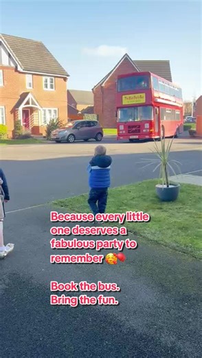 Because every little one deserves a fabulous party to remember 🥰🎈 Book the bus. Bring the fun. Make the memories. ✨ Thankyou to Izzy & Gabbys mum for capturing our arrival #kidspartybus #partybus #partyideas #bustransformation