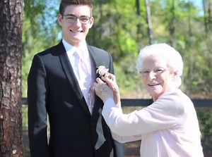 Teen fulfills his promise to his 93-year-old gran by taking her to her first prom