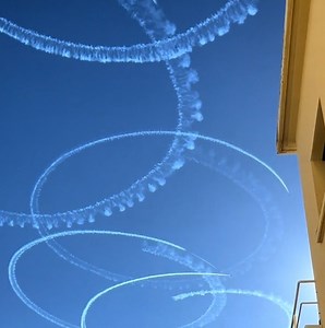 Quand la Patrouille de France s'entraîne à former les anneaux olympiques à l'approche des JO dans leur base de Salon-de-Provence. 🛩️🏅 | Neo