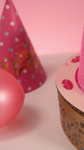 Pastel de barbie es la combinación perfecta de belleza y sabor, representa la elegancia y diversión de la muñeca💖 ▫️Precio puede variar según tamaño▫️ ▫️Realiza tu pedido con 2 días de anticipación ▫️ #GranodeOro #sweet #bakery #delicious #cakelovers #love #friends #cake #ordernow #party #Honduras #pastelespersonalizados #barbie #estreno. | Reposteria Grano de Oro