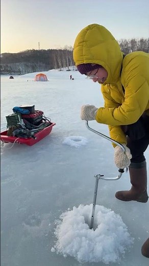 岩洞湖氷上ワカサギ釣りをお楽しみください！手動ドリルで穴あけ#shorts #原生林の熊工房
