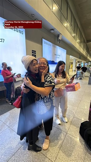 SALUDO SA’YO, JONALYN! 🫡 Inspirasyon ngayon sa social media ang masayang pag-uwi ng 51-anyos OFW na si Jonalyn sa bansa matapos magtrabaho sa Japan ng 27 taon. Kwento ng netizen na si Harriet Managbanag-Omboy, nagsilbi bilang vegetable factory worker at service crew sa isang fast food chain ang kanyang Tita Jonalyn. Hindi na ito nakauwi dahil dahil nakapag-asawa na siya sa Japan. | via Von Belinario | News5