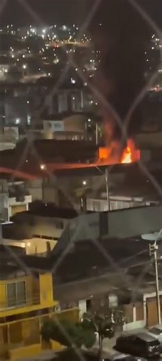 AHORA Bomberos 🚒 De #Iquique Continúan Trabajando en incendio 🔥 estructural en José Francisco Vergara Con Castro Ramos Se Trata de fuego 🔥 en Viviendas 🏠 Con Peligro de Propagación Noticias 📻 en desarrollo en la Región de #Tarapacá | Reportero Sur Austral