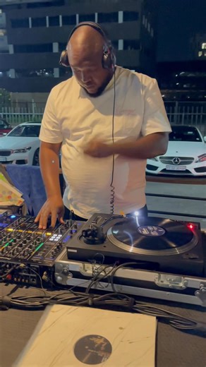 Soulm on the do.. @solo_sandton #DiningTunesWithBoisanza #DiningTunesAtSolo #SoloSandton | Sandile Boisanza