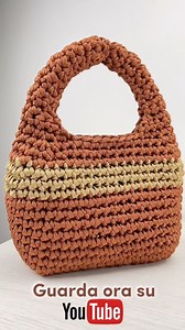 ✨Scopri come realizzare questa borsa✨ “Orianna”, modello hobo bag classico da indossare a mano. Pratica e comoda. Devi assolutamente aggiungerla alla tua collezione 😉 È disponibile il video tutorial passo passo sul mio canale YouTube, trovi il link sul mio profilo 🌟 Lascia un 💖 e seguimi per altri tutorial di borse ✨👜 • • • @katyhandmade_official #katyhandmade #crochet #uncinetto #crochetbag #crochetideas #crochetinspiration #crocheting #bagoftheday #croche #ganchillo #handmade #tutorial #di