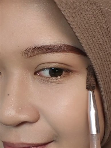 Perfecting Your Eyebrows with Pomade