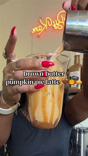 HAPPY FRIDAY YALL!! Let’s make a brown butter pumpkin pie latte at home! I’m already over Summer give me all the fall coffee recipes NOW