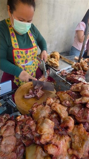 ลูกค้าแห่เข้าคิว 2 ชั่วโมงหมดร้าน หมูย่างนายลัย ซอยชานเมือง2 รัชดา #ขายดี #ร้านอร่อย #หมูย่าง