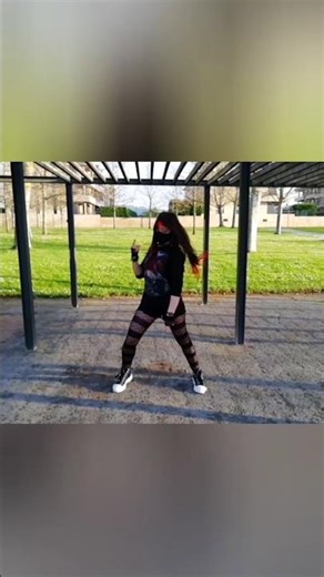 Entrenando patadas y velocidad(industrial dance)