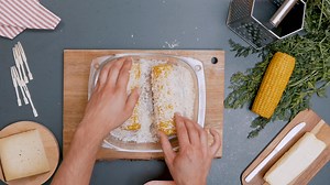 🔥🌽 Mazorcas Huercasa asadas con queso ahumado 🌽🔥 Este verano, disfruta de un plato lleno de sabor y frescura. En nuestro nuevo vídeo te mostramos cómo preparar unas deliciosas mazorcas Huercasa asadas con queso ahumado. El toque perfecto para tus comidas al aire libre o una barbacoa. 🧀 El queso ahumado le da un sabor único que se combina perfectamente con la suavidad de las mazorcas. ¡Pruébalo y sorprende a todos con esta receta fácil y deliciosa! 😋 👉🏼 Mira el vídeo y aprende a prepararl