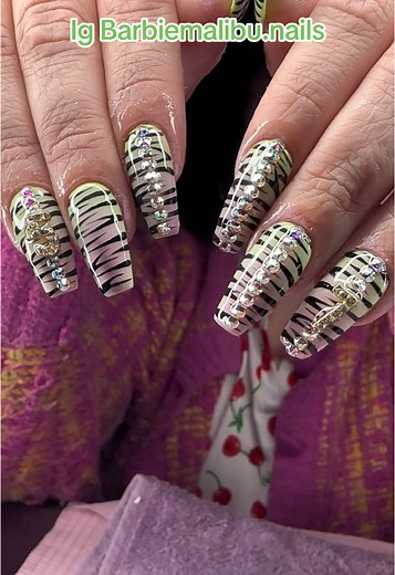 Aerografía y Animal Print en Uñas Coffin