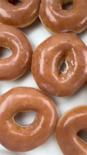 Krispy kreme glazed donut ASMR. #mukbang #mukbangasmr #asmr #asmrsounds #LAmukbang #foodie #foodtok #eating #eatingasmr #asmrfood #donuts #krispykreme #fypシ
