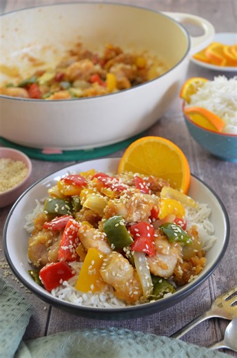 Craving a scrumptious fakeaway? Try this sticky orange chicken! Its sweet and tangy glaze makes it a delightful alternative to takeout, perfect for a cosy night in. 🛒 Ingredients: • 2 tbsp coconut oil or olive oil • 4 chicken breasts or boneless chicken thighs, cut into chunks • 4 tbsp cornflour/cornstarch (for coating) • 1 heaped tsp ground ginger • Zest of 1 orange • 1 red pepper, sliced • 1 green pepper, sliced • 1 yellow pepper, sliced • 1 onion, sliced • Juice of 1 orange • 2 tbsp honey • 