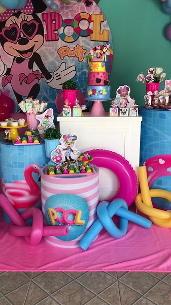 Minnie Mouse Pool Party Fun