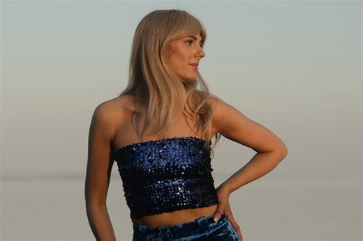 Ani Glass shares new single "Phantasmagoria"