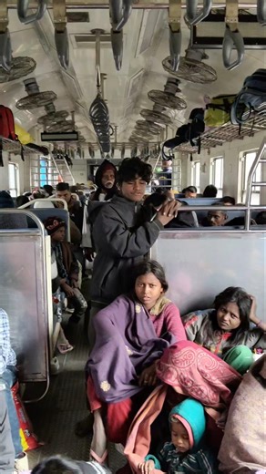 Kya Hoga Agar Local Train Mein TT Aa Jaye 🤯 #train #viral #shorts #viralvideo