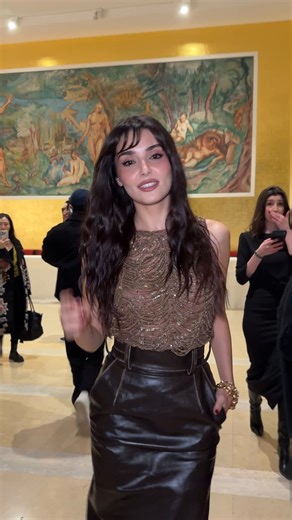 HANDE ERÇEL SUBLIME AU DÉFILÉ ELIE SAAB L’actrice @handemiyy, de passage à Paris pour la Fashion Week Haute Couture, s’est rendue ce midi au défilé Elie Saab, organisé au Palais de Chaillot. Tout sourire, la star turque était assise au front row aux côtés de @cindybruna et @sabrinaelba. — #handeerçel #pfw #eliesaab #fashionweek Images : @galafr by @mauranehugon @anajimenezparis | Gala