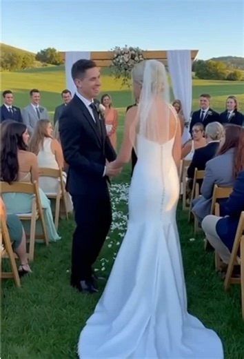 The bride's dress failed from behind, and the whole wedding went into panic mode!#weddingtok #microdrama #chaos #caughtoncamera #viralvideo