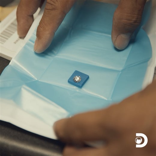 Could they be laundering money through diamonds? 💎 Don't miss #Contraband: Seized at the Border tonight at 9p on Discovery | Discovery