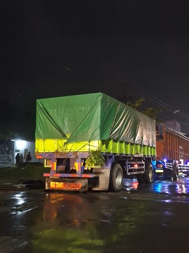 Evakuasi Truk Tronton Terjebak di Perlintasan Kereta