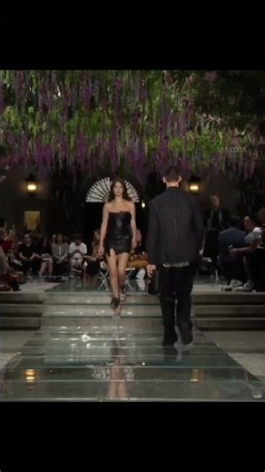 Bella Hadid for Versace 🖤✨ #bellahadid #runway #versace #model #style #beauty #trending