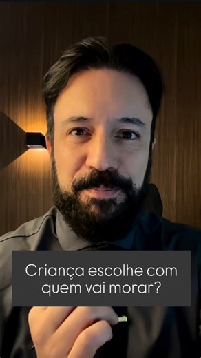 Dr. Cris / Advogado de família em todo Brasil on Instagram: "Para tudo. Quando a criança diz “não quero voltar”, o tempo começa a te engolir. Respira comigo. Isso acontece mais do que você imagina. E quando não tem nada regulamentado, vira um campo minado. A polícia não resolve. O combinado verbal some. E a rotina no outro lar cresce rápido… rápido demais. Quer a verdade que dói mas salva? Quem regula guarda e visitas desde o início não fica refém da boa vontade de ninguém. E sobre a criança “es
