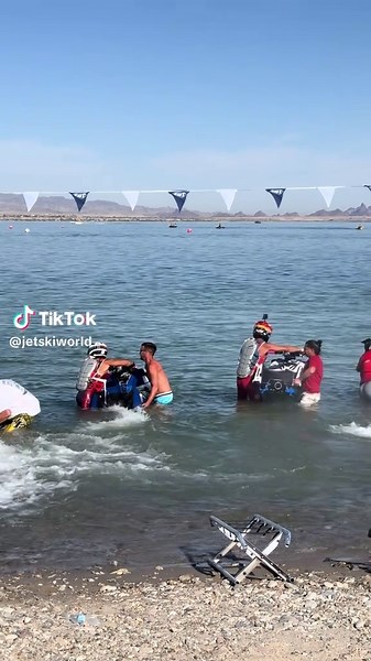 Competição de Jetski: Emoção nas Águas