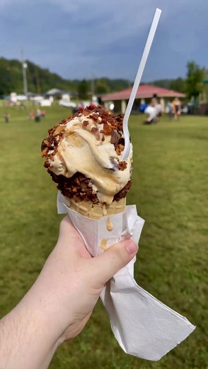 This fall in Ellijay, GA, is packed with festivals, flavor, and small-town charm!🍎✨ Whether you’re here for the apples, local art, or the bacon, there's something for everyone this season. Here are the top events you won’t want to miss: 🥓 Ellijay Bacon Fest On September 28, bacon takes center stage at the Fourth Annual Ellijay Bacon Fest. Enjoy smoky bites, a spicy bacon-eating contest, live music, and family fun like cornhole and face painting. Admission is free with donations supporting the