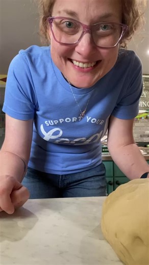 Making bread is one of my favorite things to do. And there’s just something about making smooth dinner rolls this way that is satisfying. #rolls #bread #homemade #dinnerrolls #baking