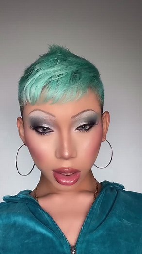 1st look : 2000’s .👜👛👗 ib- @lenkalul & @__bexbeauty__ #2000s #foryou #makeup #transformation