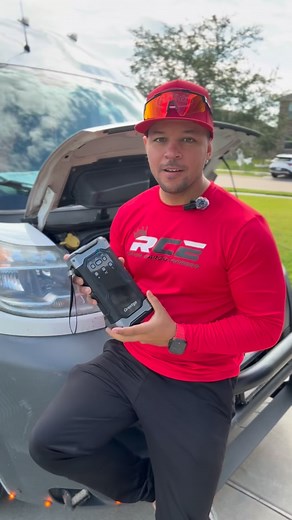 9000 amperes… eso ya no es un jumper, eso es un mini reactor portátil 😅. Con este puedes arrancar desde un sedán hasta un camión pesado, y todavía te queda batería para inflar una llanta o cargar el teléfono. Tiene pantalla LCD, compresor de aire, linterna integrada y funciona con motores de hasta 12.0L diésel o gasolina. Y claro, nunca falta el comentario de: “¿Y eso arranca un avión?” Bueno… si el avión tiene batería de 12 voltios, ¡tal vez! 😎 #BoxTruck #CargoVan #ElQueSeAdaptaAvanza #ReyesC