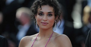 Camélia Jordana à couper le souffle : elle ose une robe trench tout en cuir