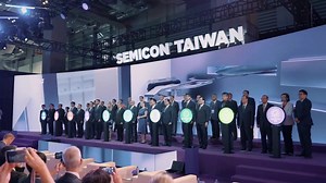 期待已久的SEMICON Taiwan 2023國際半導體展 雙主場 正式開幕啦🎊🎉 一年比一年還震撼的開幕典禮（小編太興奮啦🥳） 感謝所有貴賓的蒞臨✨有你們的參與讓SEMICON Taiwan更添光彩👍🏻 今年展場規模再締新高 現場匯聚950家廠商、3000個攤位盛況空前！聚焦產業熱門議題規劃多元展區以及國際論壇！ 展覽為期三天 大家把握時機來現場參觀唷😆 不僅如此，今年現場有多了好多晶晶新面孔😍超級可愛啦 大家趕快來抓拍🔥 SEMICON Taiwan 2023 國際半導體展 Inspire Innovation. Empower Sustainability. 📍 展覽 9月6日 - 9月8日 📍 論壇 9月5日 - 9月8日 📍 台北南港展覽館1&2館 📍 官網展覽資訊：https://semicontaiwan.org/zh #SEMICONTaiwan2023 | SEMI 國際半導體產業協會