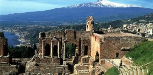 Qué significa “Deus ex machina”: la frase del griego antiguo que sobrevivió miles de años