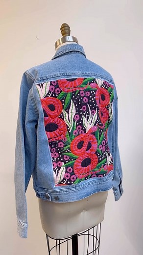 3.6K views · 13 reactions | I got those snake prints to quilt and wash it for the antique quilt look when the batting shrinks. Now I applied one of them to this thrifted jacket! It makes the back warmer and comfy. Did you like it? #upcycledjacket #upcycledjeans #upcycledclothing #refashioned #refashionedclothing #wardrobeschool #quilted #quilting | Vania Santos | Facebook