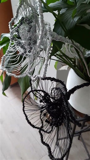 Mohnblüten aus Aludraht und schwarz geglühtem Wickeldraht