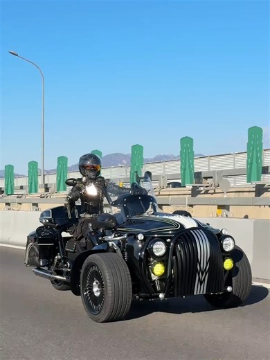 你没有看错，只有亲自坐上去之后，才能感受到这个车有多大！从前面看起来，这个车真的是非常的霸气！坐上去之后，腰板一挺直，更是油然生出一种睥睨的气势来！ 路威兰盾作为一款接近汽车安全的大功率摩托车，动力强劲，运转平顺维稳。这样的摩托车你会喜欢吗？#摩托车 #路威兰盾 #中国制造 #倒三轮#安全骑行 #中国制造走向世界