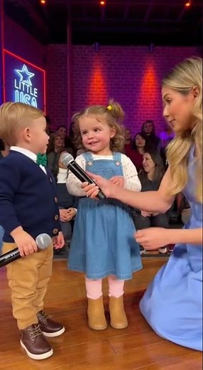 Niño Sorprende a Todos Gritando en el Micrófono 🎤😂#niños #escenario #divertido #cute #talento