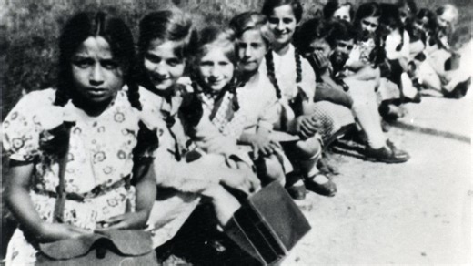 4月8日「世界ロマの日」 進まないロマのホロコーストの記憶のデジタル化（佐藤仁）