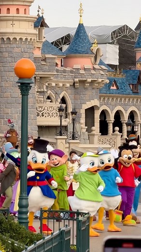 🤯🤩 WOW! 100 Disney characters came out for the #disney100 celebrations 🤩 #disneyparks #disneyparksuk #disneylandparis | Mickey From The UK