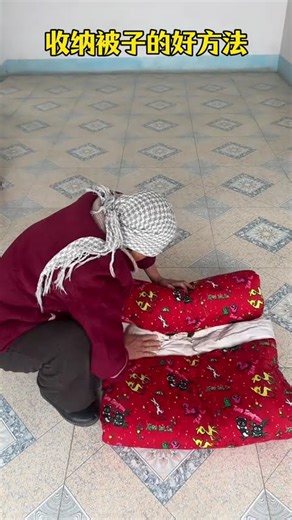 A good way to store quilts. Sister Qi loves to be funny.