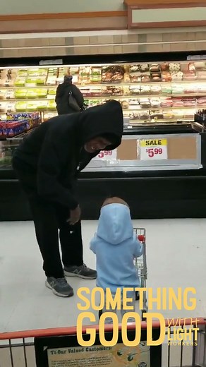 1.3M views · 92K reactions | “Thank you!” 梁 This sweet toddler was shopping with her family when a kind gentleman saw her. He gifted her a dollar to buy something for herself. It’s the little things that mean the most. | LightWorkers | Facebook