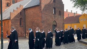 Landemode 2023 - dagen, hvor det vrimler med præster og provster rundt om Roskilde Domkirke. Et syn, der er værd at dele, synes vi👏 Skt. Johannes Landemode afholdes hvert år i Det Kongelige Palæ. I år ses biskop over Roskilde Stift Ulla Thorbjørn Hansen i spidsen for første gang som vært for Landemode. Domprovst og sognepræst ved Domkirken, Anne-Sophie Olander, var prædikant ved den festlige gudstjeneste efterfølgende 🌼 | Roskilde Domkirke - Roskilde Cathedral